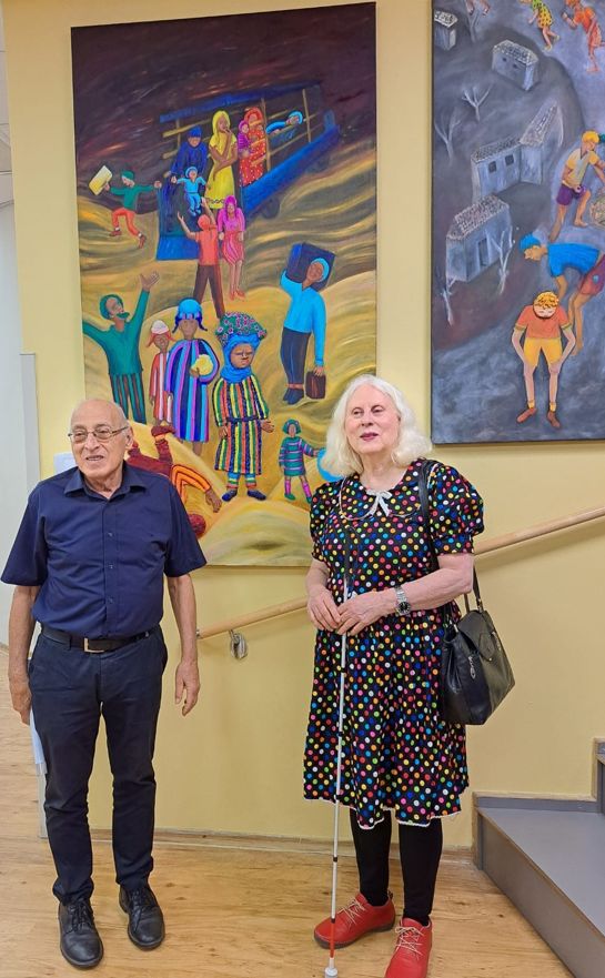 ראש עיריית חולון מוטי ששון והאמנית אמירה בוקק בפתיחת התערוכה בדיאלוג בחשכה צילום סטפ היר