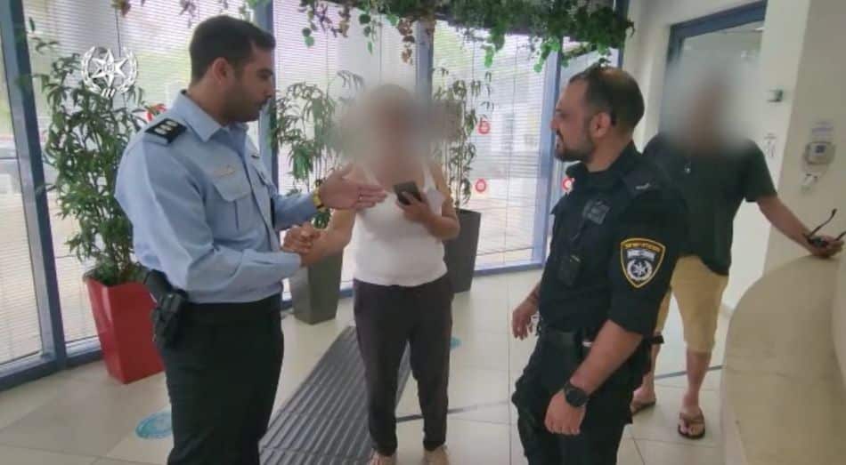 שוטרים מחזירים טלפון לגברת מראשון לציון צילום דוברות משטרת ישראל