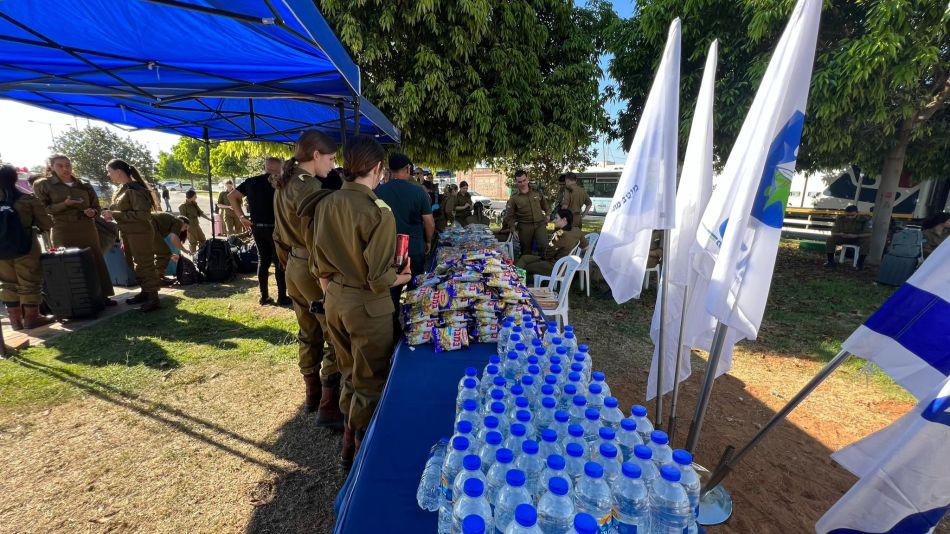 חיילים שתיה ממתקים צילום דוברות ראשון לציון
