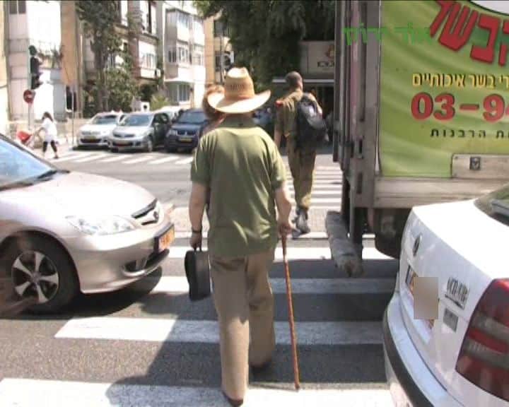 אזרח ותיק קשיש כביש צילום עמותת אור ירוק