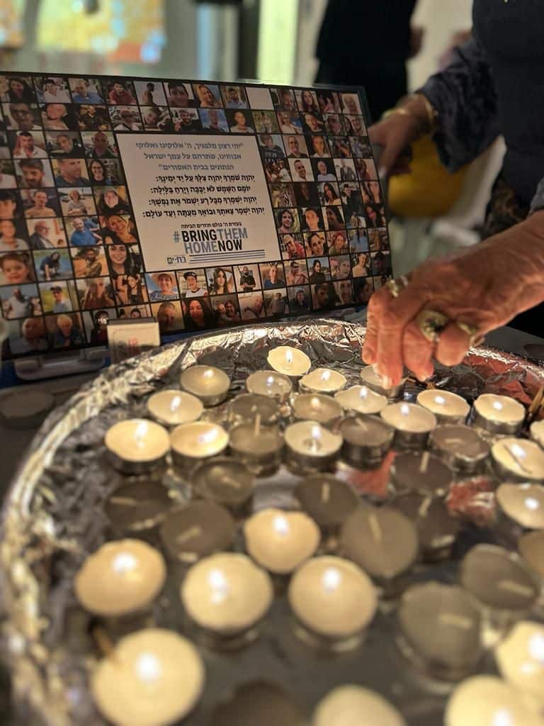הדלקת נרות למען החטופים צילום המועצה הדתית בת ים