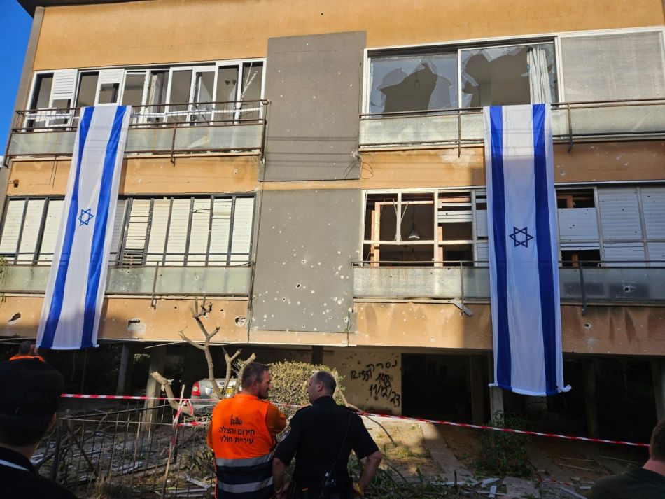 פגיעת רקטה בניין דגלי ישראל צילום דוברות עיריית חולון