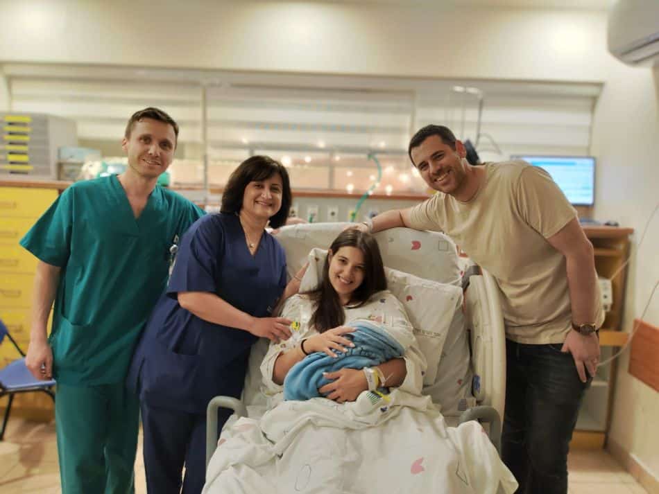 הזוג המאושר דניאל וקורל יחד עם בנם התינוק, המיילדת רעיה דוידוב ודר איליה קליינר, מנהל חדרי לידה במרכז הרפואי וולפסון צילום דוברות וולפסון