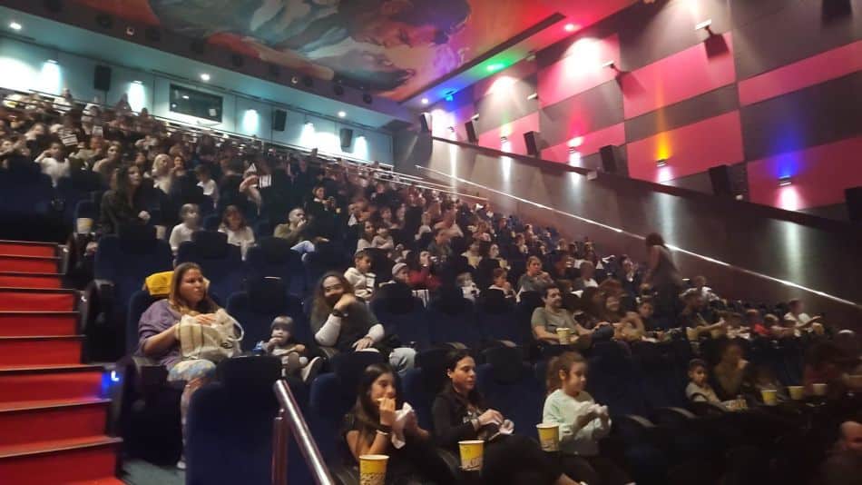 קהל צופים קולנוע צילום דוברות ראשון לציון