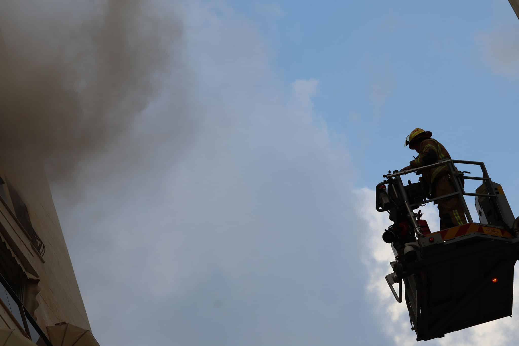 שריפה מנוף כבאי צילום דוברות והסברה תחנה איזורית חולון