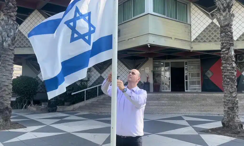 צביקה ברוט דגל ישראל צילום דוברות עיריית בת ים