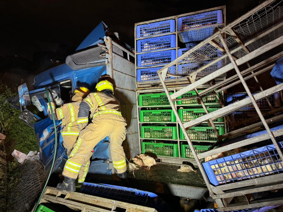 חילוץ תאונה משאית צילום דוברות כבאות והצלה (1)